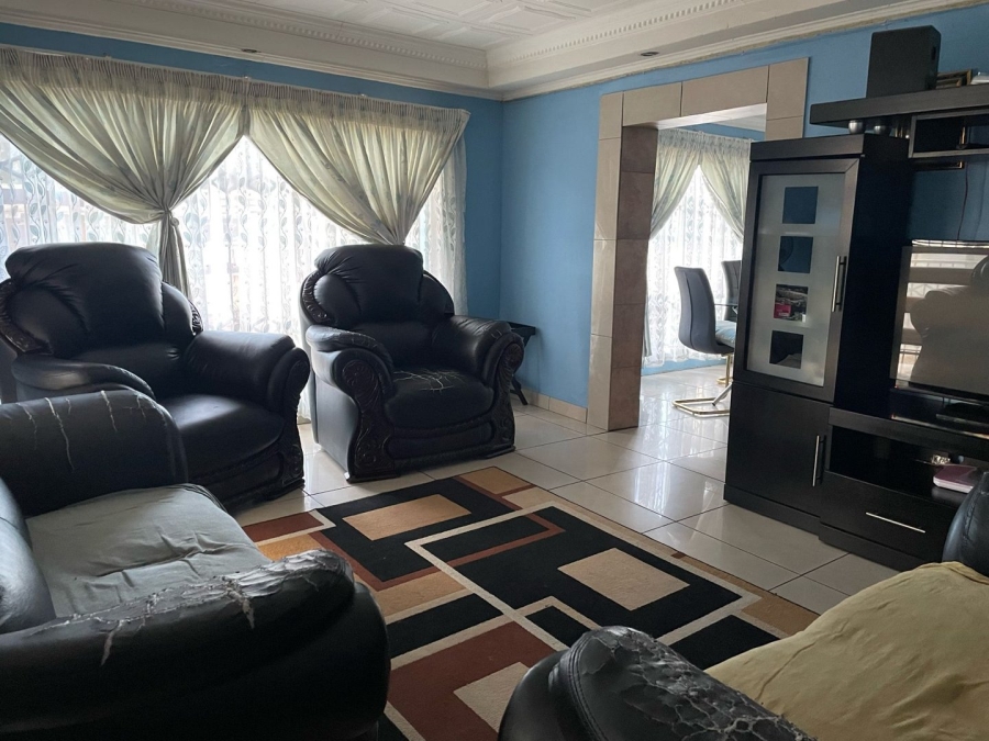 3 Bedroom Property for Sale in Molifi Tau Kloof Free State